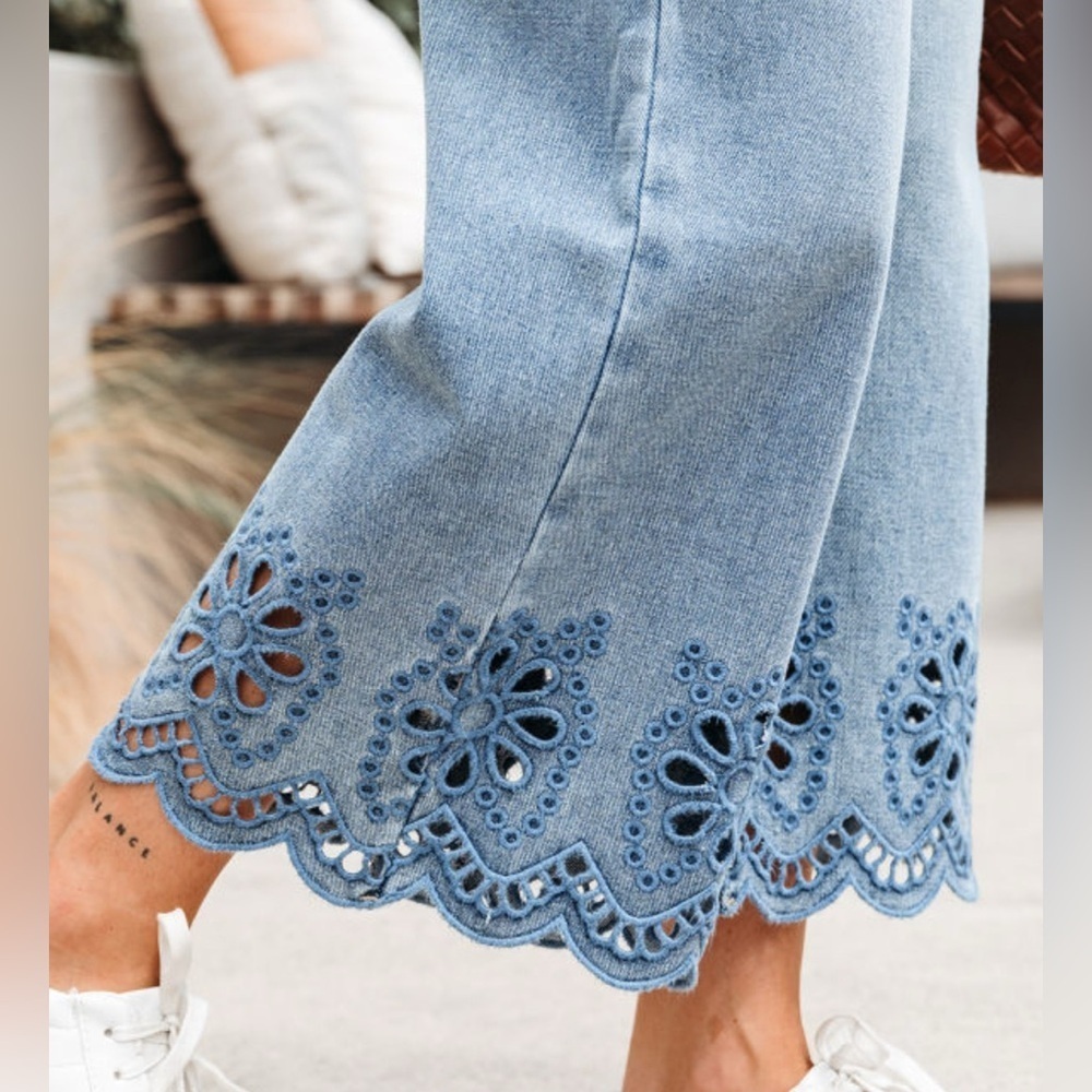 Women's Cropped Wide-Leg Jeans with Eyelet Hem - Picture 3 of 9